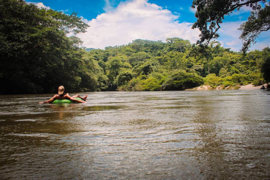 Persona sobre una llanta para hacer actividad de Tubing en el Río Palomino, Santa Marta, Colombia